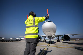 Marshaller en train de guider un avion de dos