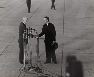 Eisenhower sur le Tarmac en 1955