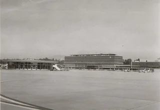 L'aérogare et un satellite en 1968