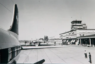 Vue sur le terminal surplombé par la tour "Tintin" depuis le tarmac