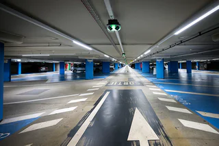 ue intérieure du parking P1 de Genève Aéroport équipé d'un système de guidage par capteurs pour orienter les conducteurs vers les emplacements disponibles.