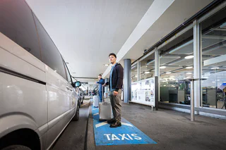 Personne qui attend un taxi à Genève Aéroport