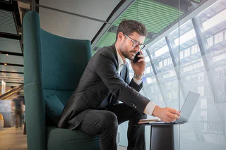n espace pour en profiter au Salon VIP de Geneve Aeroport (GVA). Installez-vous dans un cadre feutre pour travailler ou vous detendre. Les espaces ergonomiques, le Wi-Fi haute performance et les fauteuils profonds transforment votre attente en une escale sereine et productive.