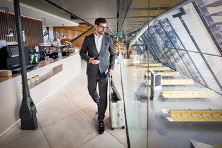 Une arrivee sereine au salon après un passage prioritaire. Grace a la Priority Lane de Geneve Aeroport (GVA), votre controle de surete est rapide et sans surprise, vous laissant plus de temps pour travailler ou vous detendre avant l'embarquement.