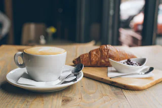 Commencez votre voyage en douceur avec l'offre de restauration de nos salons premium. Le Pack VIP inclut l'accès au buffet et aux boissons dans un cadre relaxant.