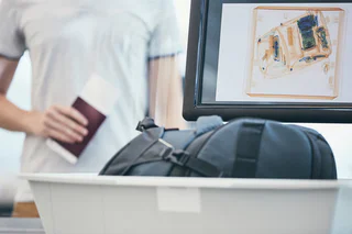 Installation du nouveau scanner de surete a rayons X de derniere generation à Geneve Aeroport (GVA). Cette technologie de pointe permet une inspection plus rapide et precise des bagages de cabine, sans besoin de sortir liquides ou electroniques. Un gain de temps majeur pour les voyageurs.