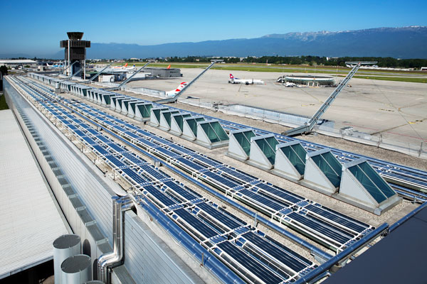 Plus grand champ solaire dEurope sur un toit de Genève Aéroport: 282 panneaux solaires thermiques plats à ultravide Plus grand champ solaire dEurope sur un toit de Genève Aéroport: 282 panneaux solaires thermiques plats à ultravide