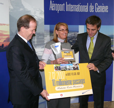 Photo remise de prix 10 millionième passager Photo remise de prix 10 millionième passager